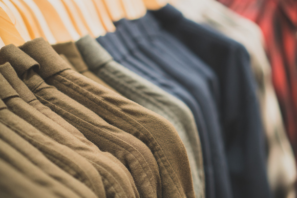 Warme Hemden für Männer in einem Bekleidungsgeschäft. - Foto, Bild