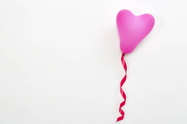 Różowy serce balonu na białym tle - Zdjęcie, obraz