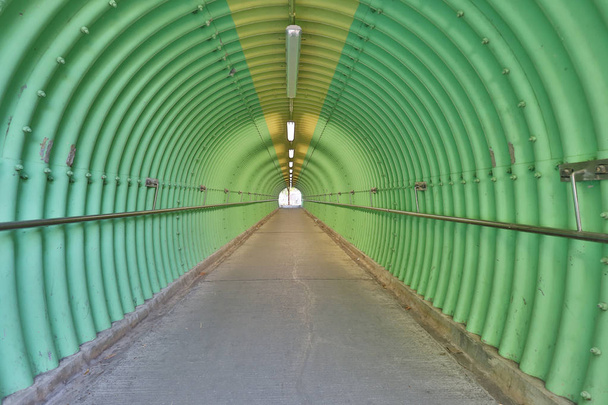 de diepe groene kleur tunnel horror gevoel - Foto, afbeelding