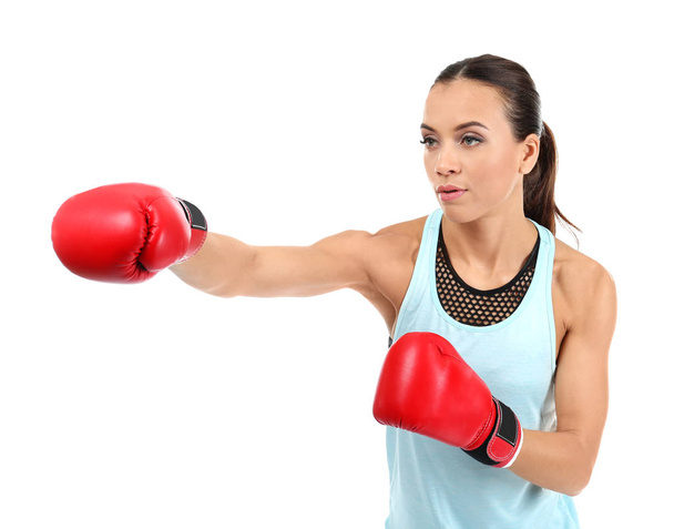 starke Frau in Boxhandschuhen auf weißem Hintergrund - Foto, Bild