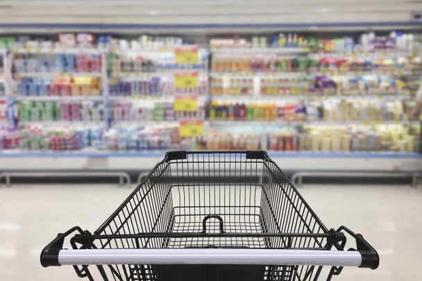 Supermarkt gangpad met leeg winkelwagentje - Foto, afbeelding