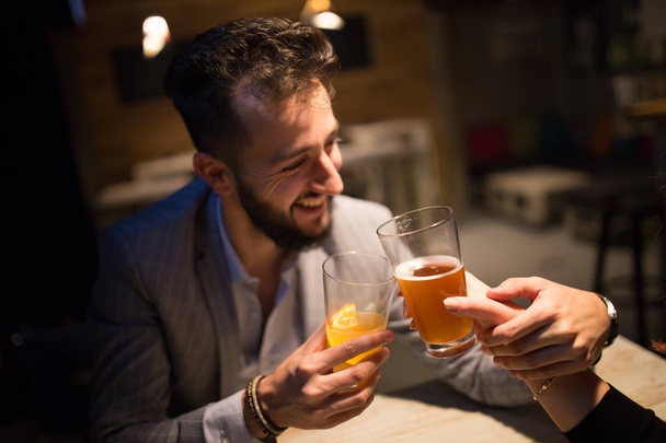 Hombre en un pub con su novia
 - Foto, Imagen