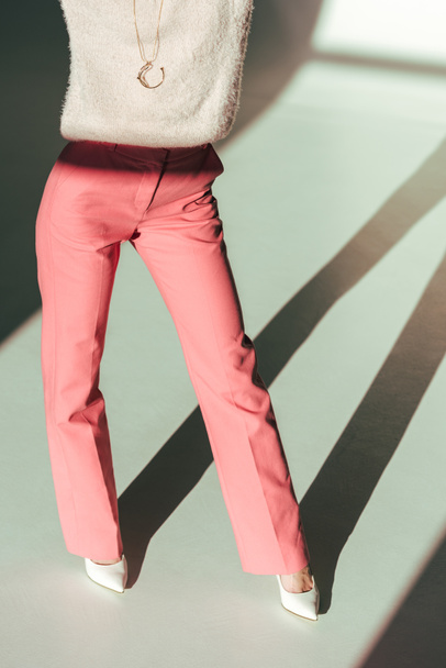 recortado disparo de chica en rosa ropa posando en el estudio
 - Foto, Imagen
