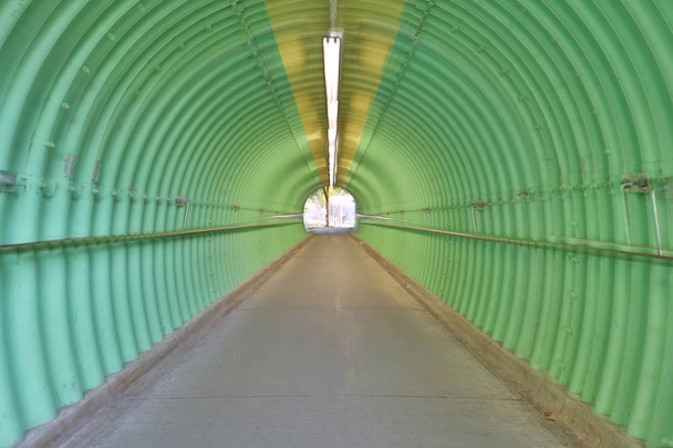 la profondeur du tunnel de couleur verte sensation d'horreur
 - Photo, image