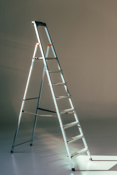 Ανοίξτε Μεταλλική σκάλα στο studio σε γκρι      - Φωτογραφία, εικόνα