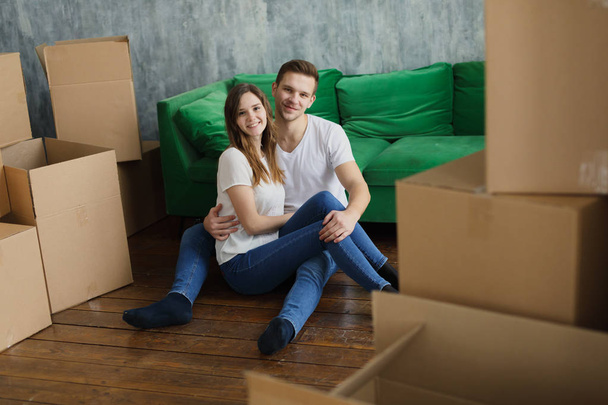 Giovane coppia molto felice ed entusiasta di trasferirsi in un nuovo appartamento
 - Foto, immagini
