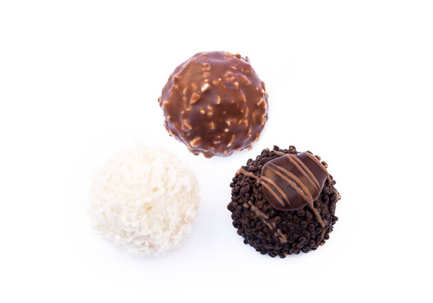 Čokoládové koule cukroví cukroví izolovaných na bílém pozadí - Fotografie, Obrázek
