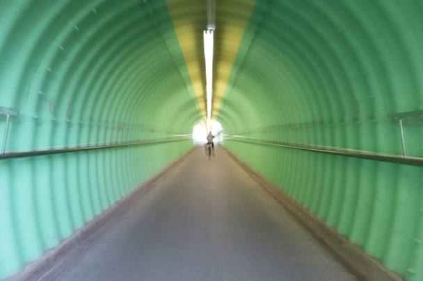 tief in der grünen Farbe Tunnel Horror fühlen - Foto, Bild