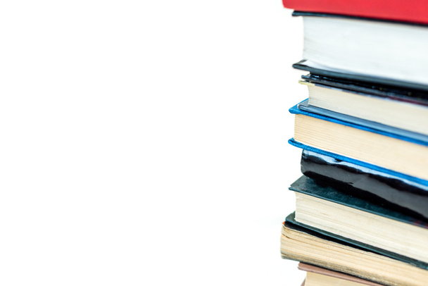 куча красочных книг, изолированных на белом с копировальным пространством
 - Фото, изображение