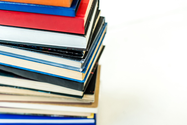 pila de libros coloridos, aislados en blanco
 - Foto, imagen