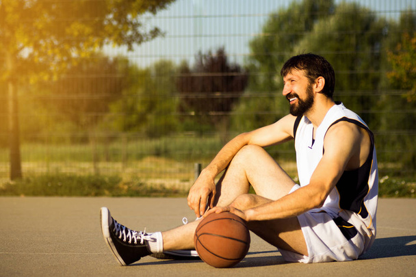 sentado jugador de baloncesto
 - Foto, Imagen