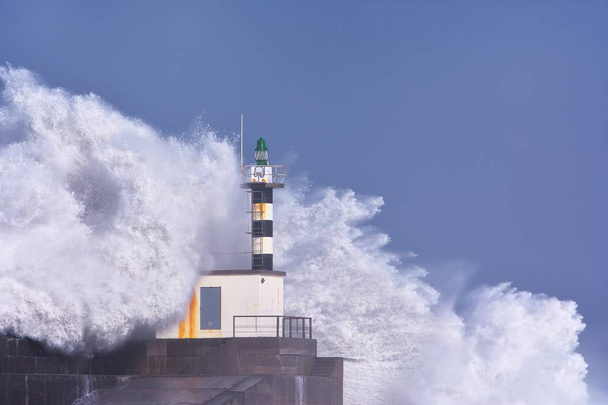 Bouřlivé vlny nad majákem a molo San Esteban de Pravia v Asturias, Španělsko. - Fotografie, Obrázek