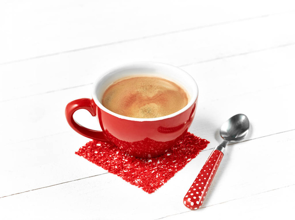 red coffee cup on wood table - Foto, immagini