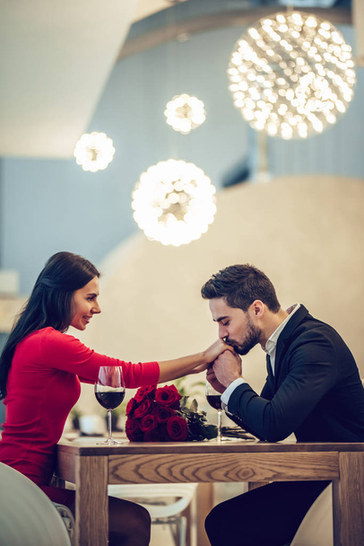 Romantic couple in restaurant - Foto, afbeelding