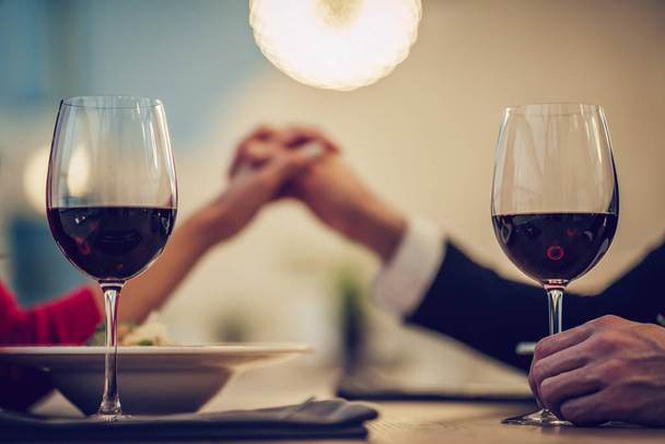 Romantic couple in restaurant - Fotografie, Obrázek