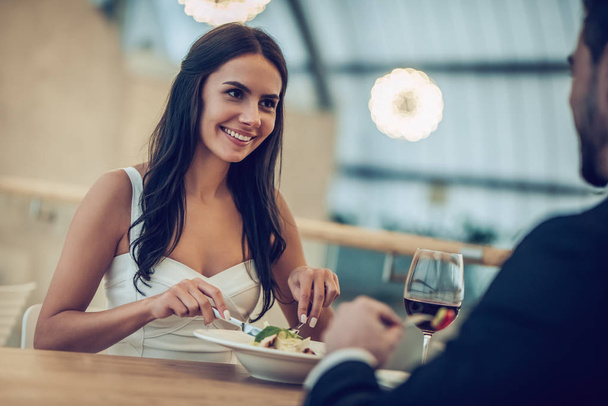 Romantic couple in restaurant - Valokuva, kuva