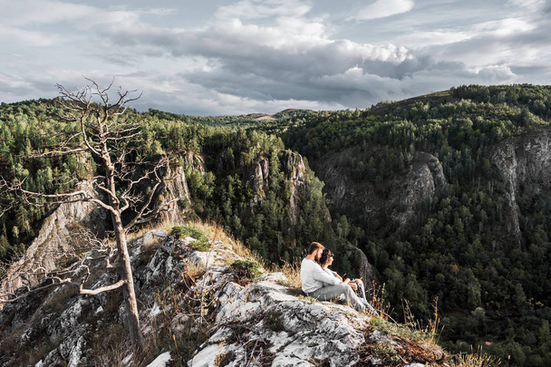 Couple traveling through the mountains. Couple in love in the mountains. Man and woman traveling. A walk in the mountains. Lovers relax in nature. Hiking in the mountains - Foto, afbeelding