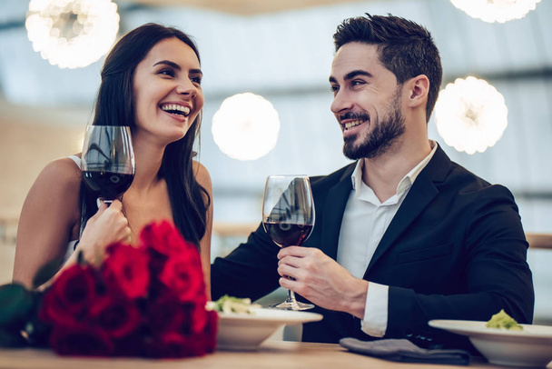Romantic couple in restaurant - Fotoğraf, Görsel