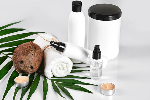Kokos z słoiki z oleju kokosowego i kosmetycznych krem na białym tle - Zdjęcie, obraz