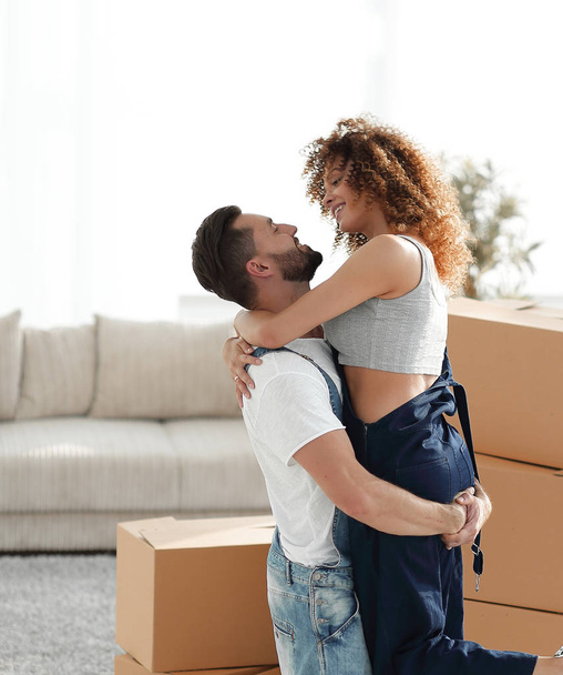 Hugging couple, against the background of boxes - Foto, immagini