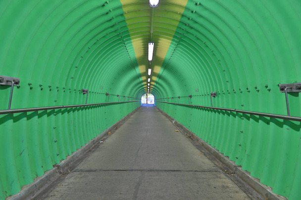 緑色トンネル恐怖の深い感じ - 写真・画像