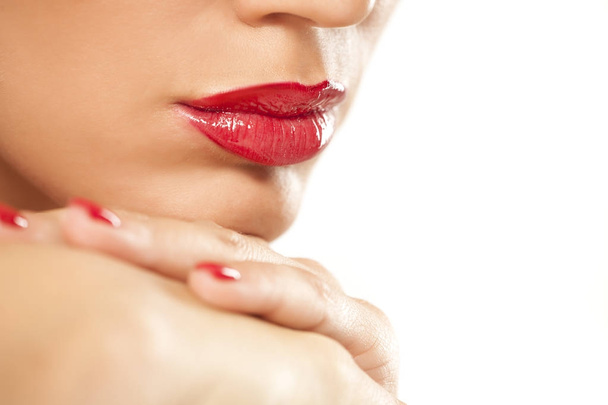 όμορφα χείλη με κόκκινο κραγιόν - Φωτογραφία, εικόνα