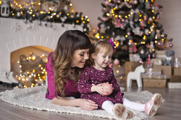 A child sitting around the Christmas tree 9600. - Foto, Bild