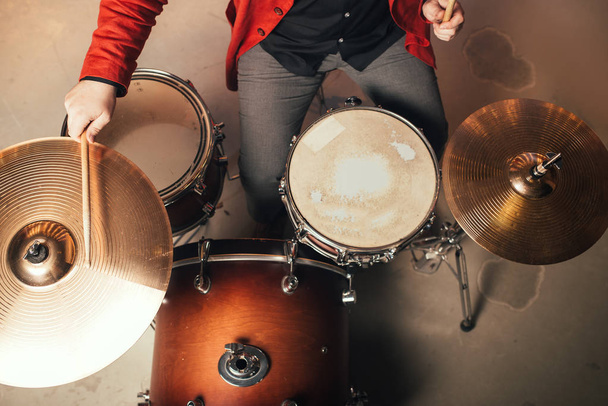 foto recortada de baterista rock performer en chaqueta roja en el escenario con luces. Concierto de música en discoteca
 - Foto, imagen