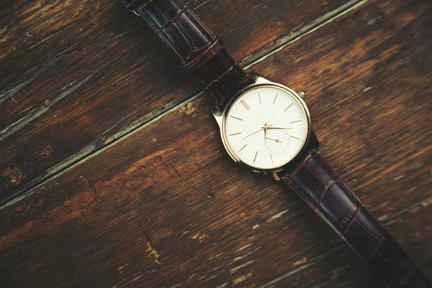 elegant watch on wooden table - Foto, Imagem