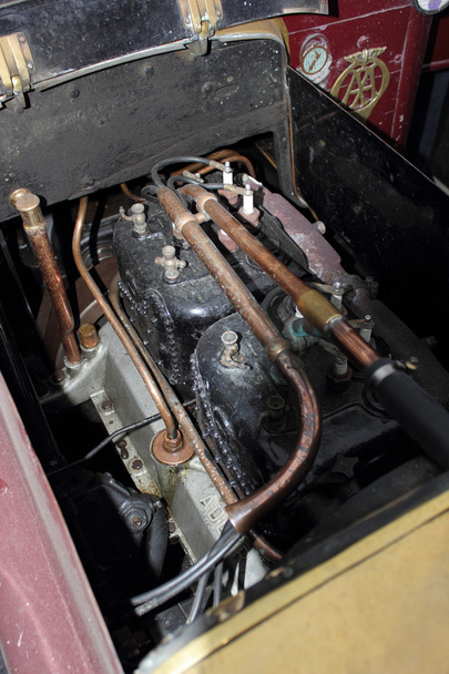 Винтажный автомобильный двигатель
 - Фото, изображение