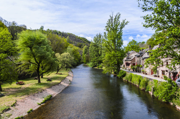 Rio Aveyron ylittää Belcastelin kylän
 - Valokuva, kuva