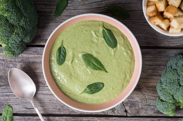 Cream soup with broccoli and baby spinach - Valokuva, kuva