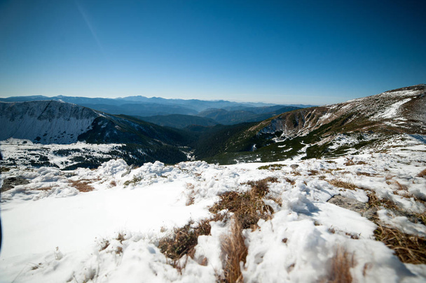 Όμορφο χειμώνα στα βουνά. Εθνικό πάρκο. Χειμώνα χιονισμένο - Φωτογραφία, εικόνα