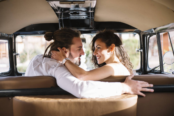 Happy young couple sitting in van - Foto, Imagen