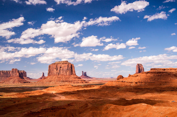 Ruta resistente a través de Monument Valley
 - Foto, Imagen