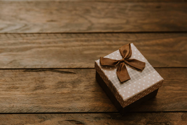 gift box with bow on wooden background - Φωτογραφία, εικόνα