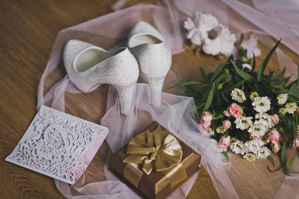 Элементы украшения наряда невесты перед
 - Фото, изображение