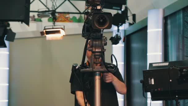 Τηλεόρασης, χειριστή εγκατάσταση βίντεο κάμερα για γυρίσματα σε studio - Πλάνα, βίντεο
