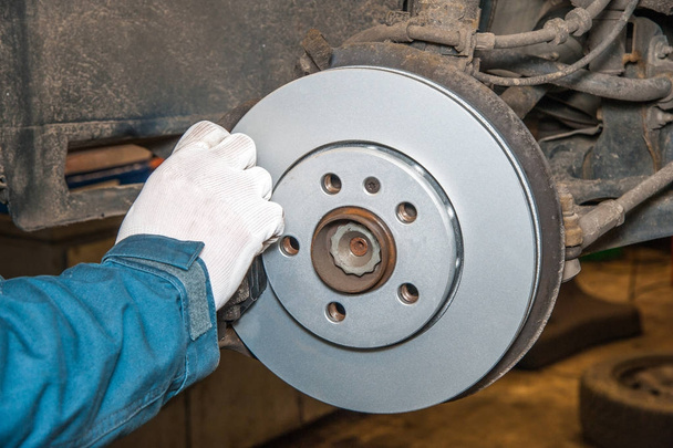 brake disc/ replacement of the brake disc at an authorized service center - Fotografie, Obrázek