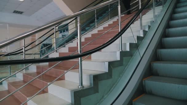 Οι άνθρωποι πηγαίνουν κάτω από τις σκάλες στο επιχειρηματικό κέντρο - Πλάνα, βίντεο