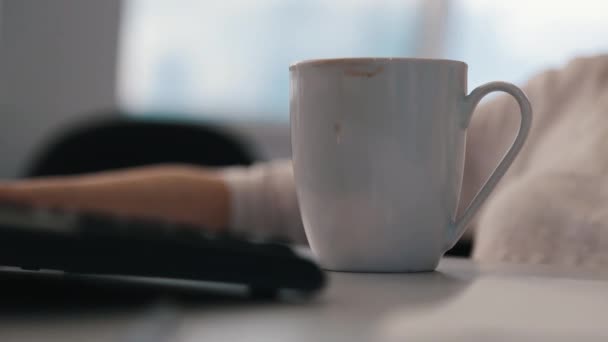 Kávový hrnek na stole s novinářem - Záběry, video