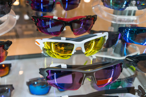 Varios de gafas de sol en los estantes de exhibición de la tienda
.  - Foto, Imagen