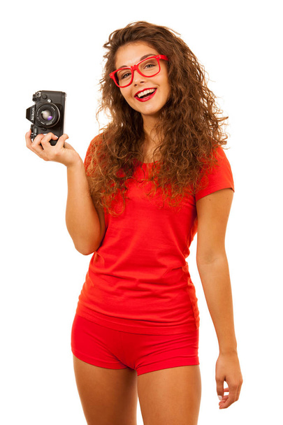 Kobieta w czerwieni, trzymając aparat retro na białym tle ovr biały deseń - Zdjęcie, obraz