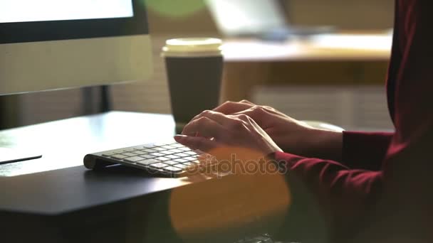 Mladá žena pracuje u stolu s klávesnicí počítače. Zpomalený pohyb. - Záběry, video