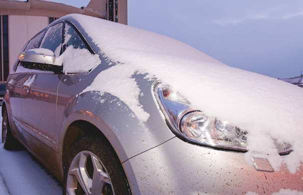 Közelkép a hóval borított autó. - Fotó, kép
