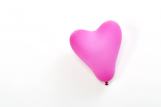 ballon coeur rose isolé sur fond blanc
 - Photo, image