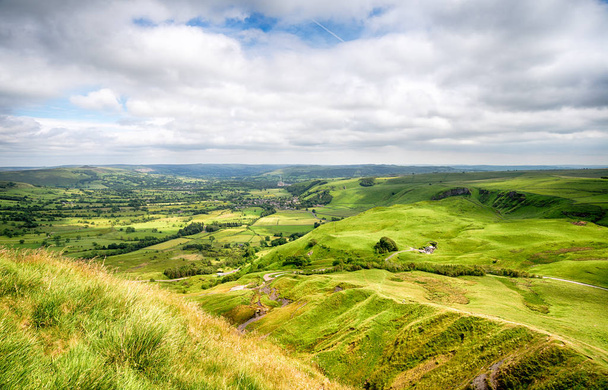 La vista desde Mam Tor cerca de Castleton en el Alto Pico de Derbyshire y mirando a través de Hope Valley
 - Foto, Imagen