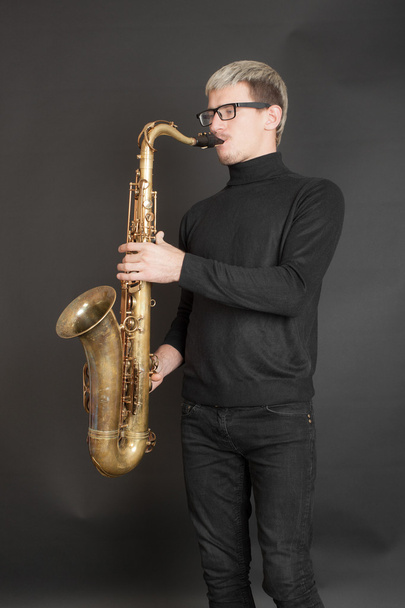 człowiek grający na saksofonie - Zdjęcie, obraz