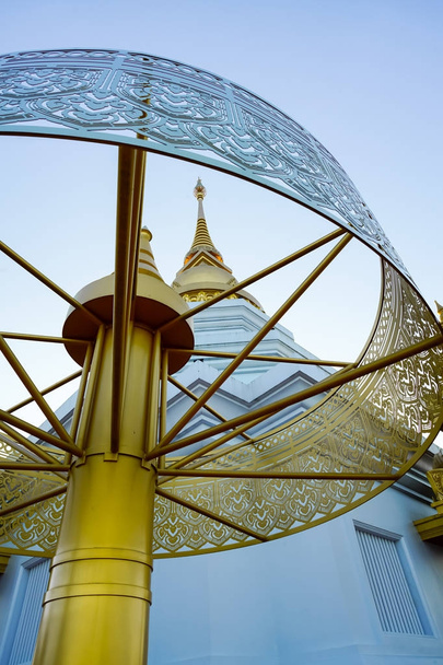 Wat Phra Thad Santidham tapınağında güzel pagoda. - Fotoğraf, Görsel