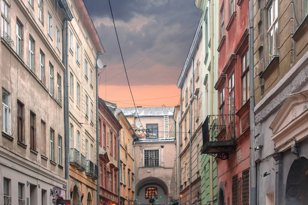 Soirée d'hiver dans la rue de la vieille ville. Lviv, Ukraine
, - Photo, image